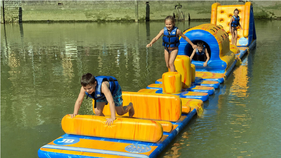 Kinderen met zwemvesten op de waterstormbaan