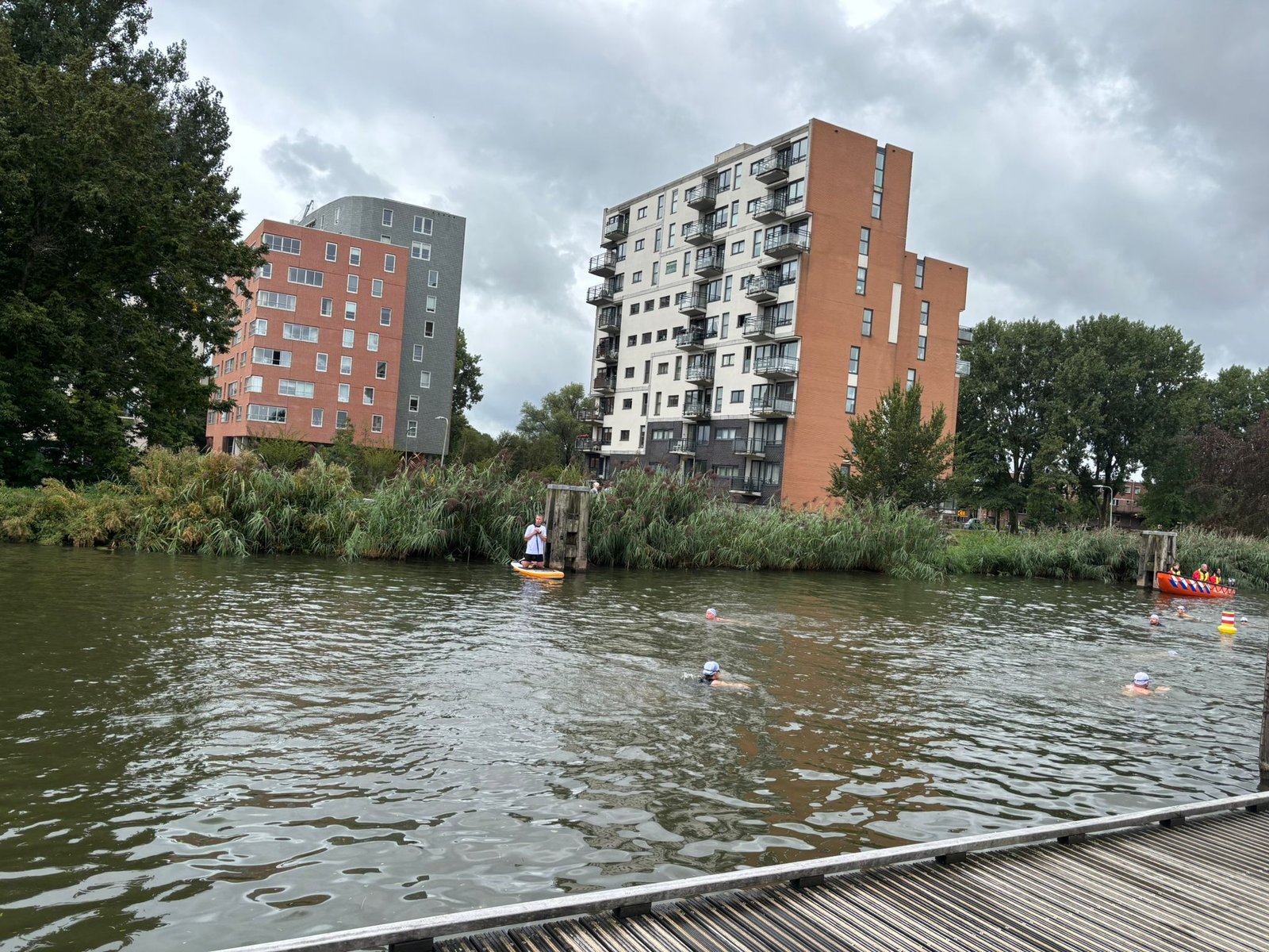 Zwemmers en een reddingsboot in de Weespertrekvaart